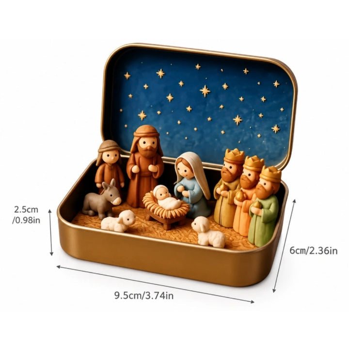 Crèche miniature en boîte dorée sur fond blanc, avec ses dimensions indiquées sur les côtés pour montrer la taille de l'objet. 4