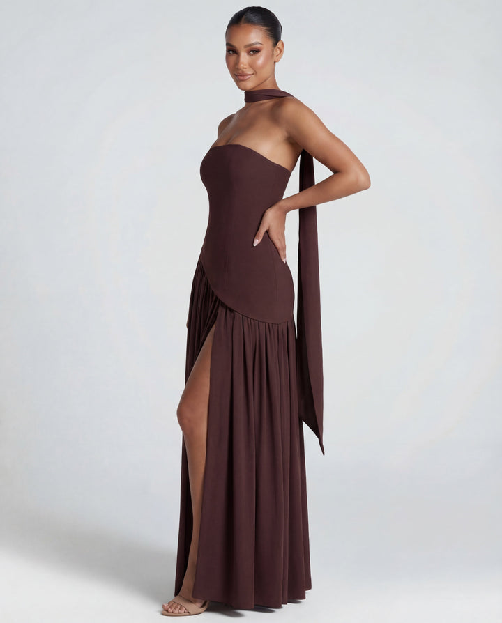 Robe chocolat vue de trois quarts, main sur la hanche, fente haute et écharpe tombante 4