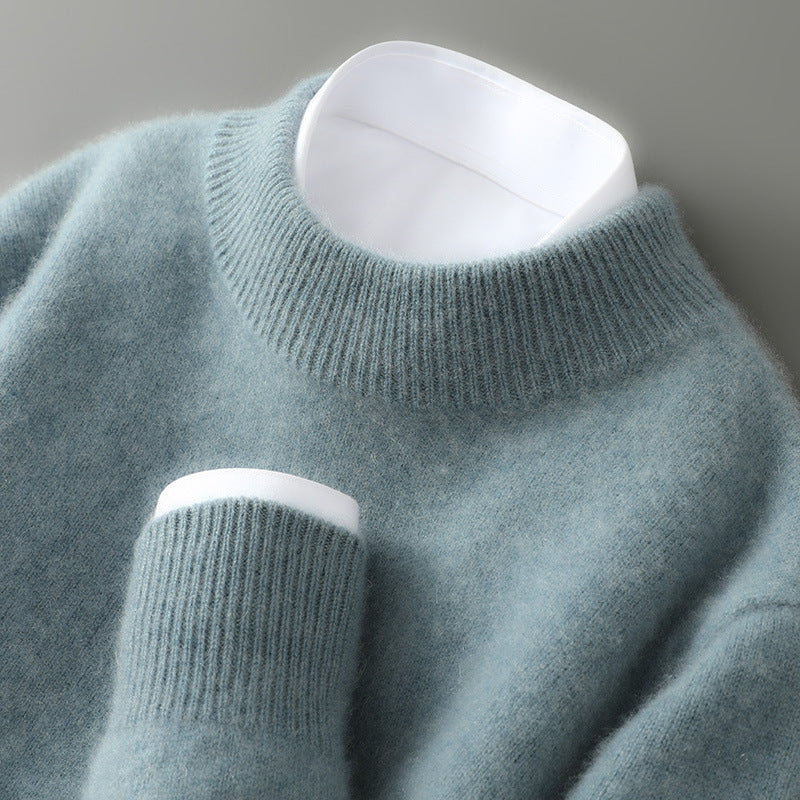 Pull vert-bleu doux à col rond côtelé en gros plan, chemise blanche apparaissant au col et à la manche. 4