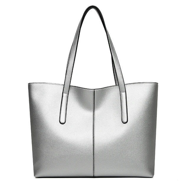 Sac cabas gris argenté vu de face sur fond blanc, avec longues anses et couture centrale 9