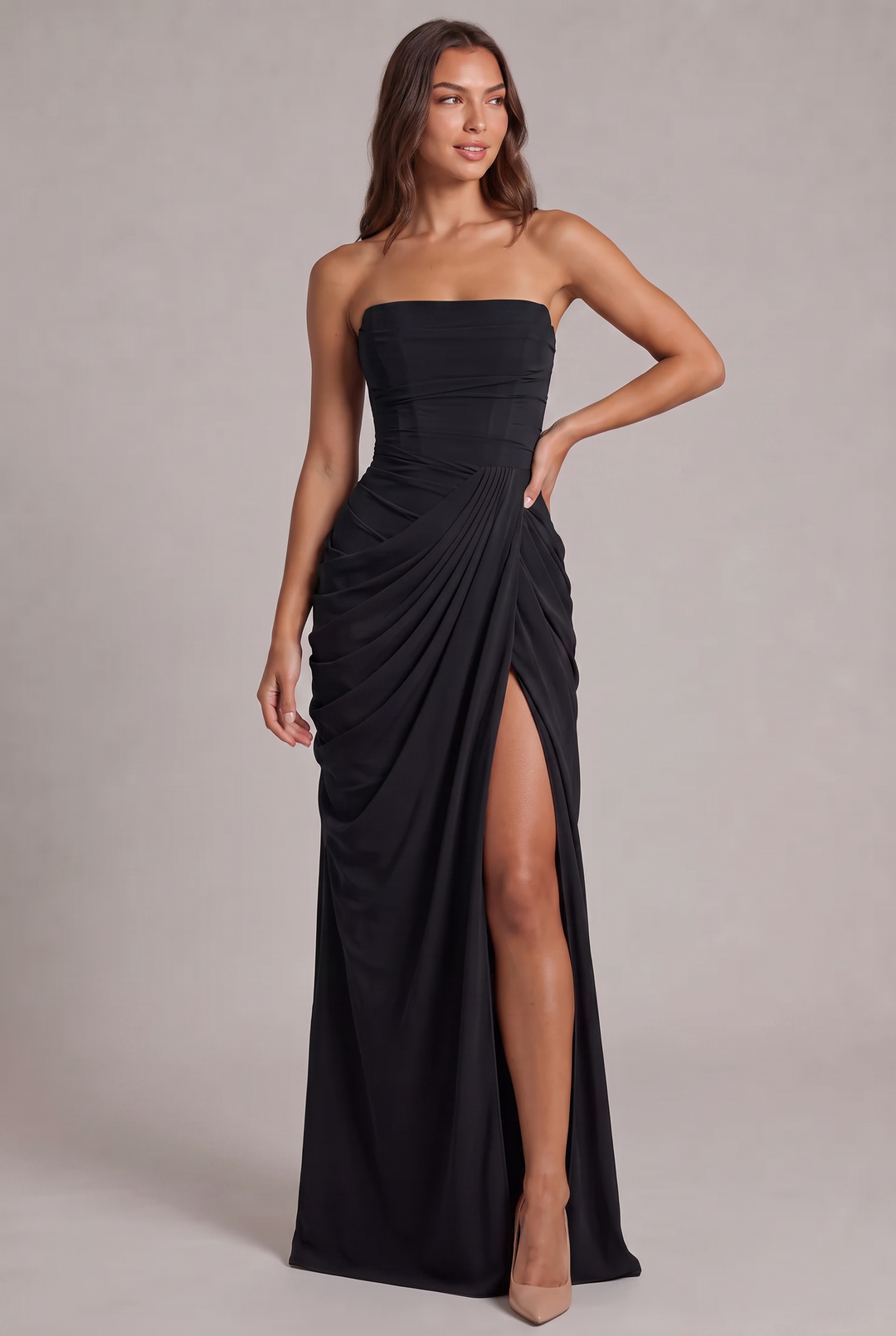 Robe bustier noire portée de face, main sur la hanche, jupe drapée avec fente haute 25