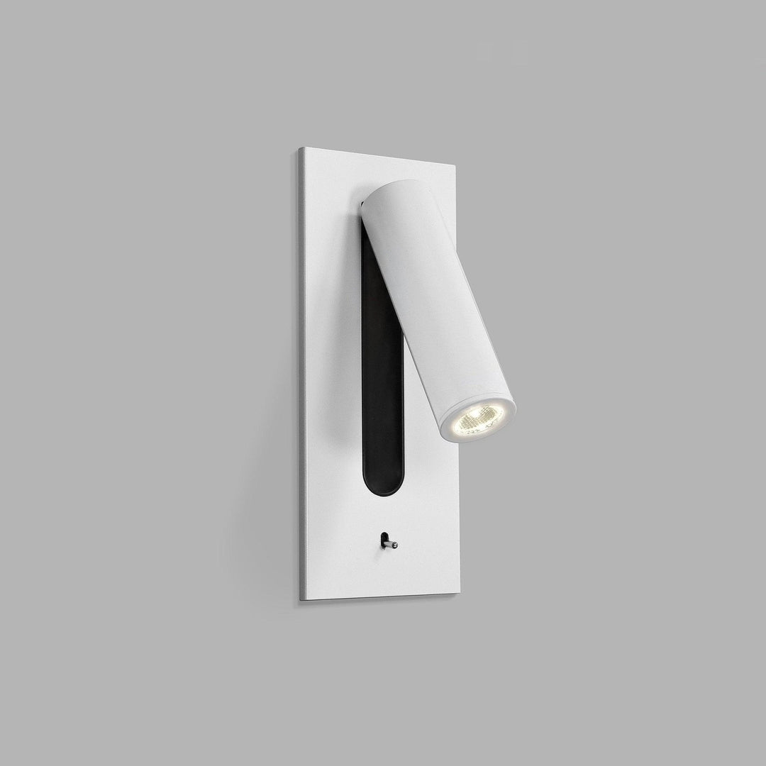 Applique encastrée blanche à spot cylindrique orientable, éclairé, sur fond gris uni 21