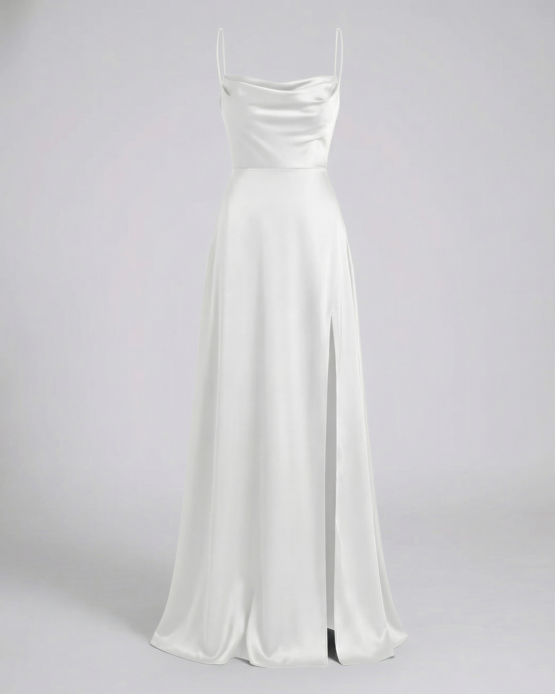 Robe longue satinée blanc cassé vue de face, décolleté drapé, fines bretelles et fente latérale sur la jupe. 10