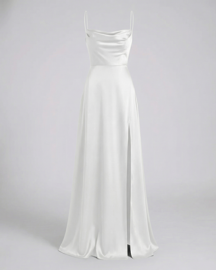 Robe longue satinée blanc cassé vue de face, décolleté drapé, fines bretelles et fente latérale sur la jupe. 10