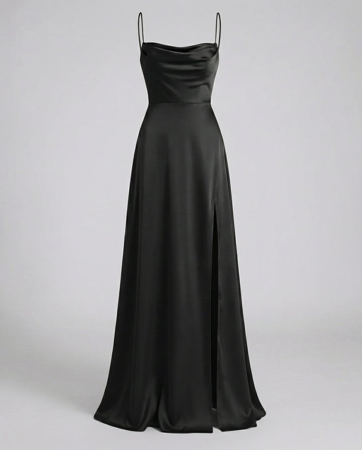 Robe longue satinée noire vue de face, avec col drapé, fines bretelles et fente haute sur la jupe évasée. 11
