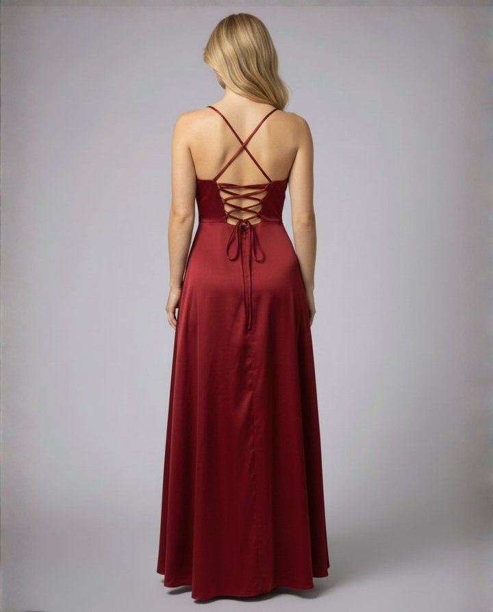Vue de dos de la robe rouge portée par un mannequin, avec bretelles croisées et lacet de corset noué dans le dos. 3