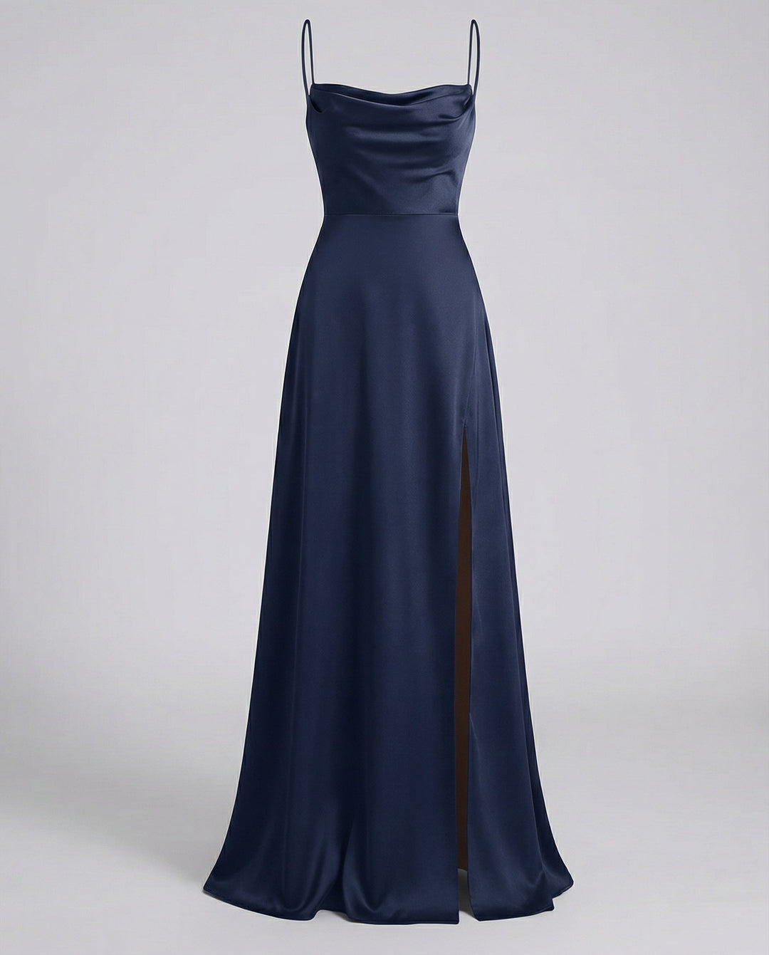 Robe longue satinée bleu marine vue de face, avec décolleté drapé, fines bretelles et fente sur la jambe. 6