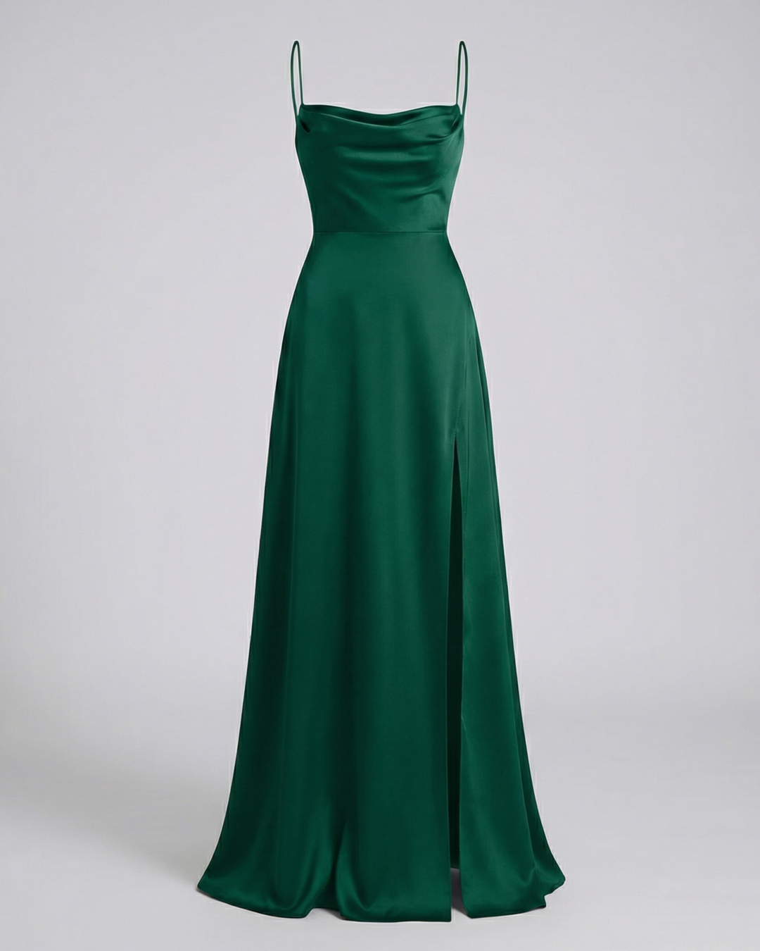 Robe longue satinée vert émeraude présentée de face, col bénitier, bretelles fines et jupe évasée avec fente latérale. 7