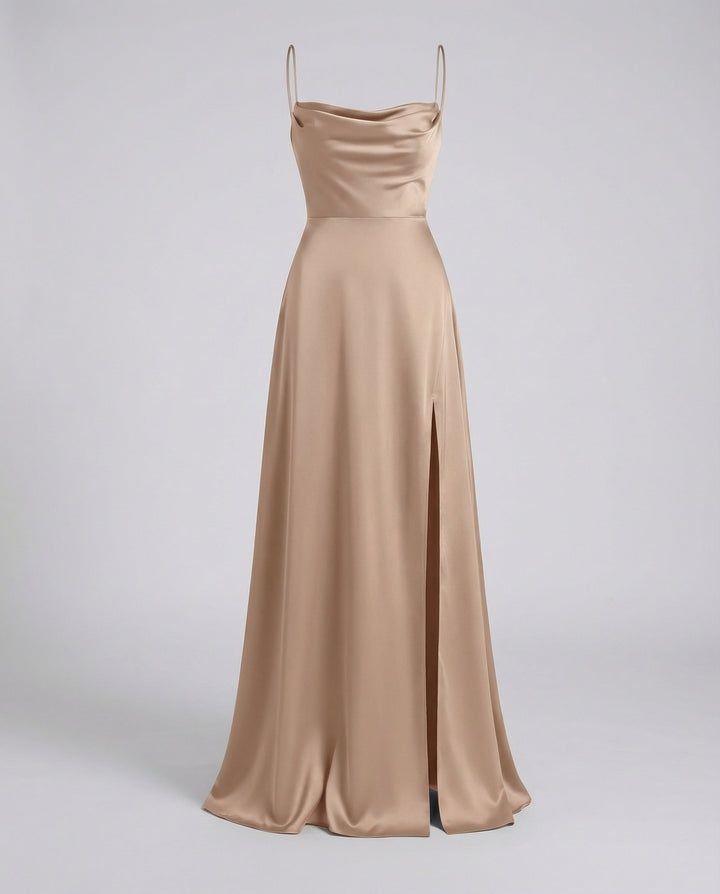 Robe longue satinée beige doré présentée de face, avec col bénitier, fines bretelles et jupe fluide fendue. 9
