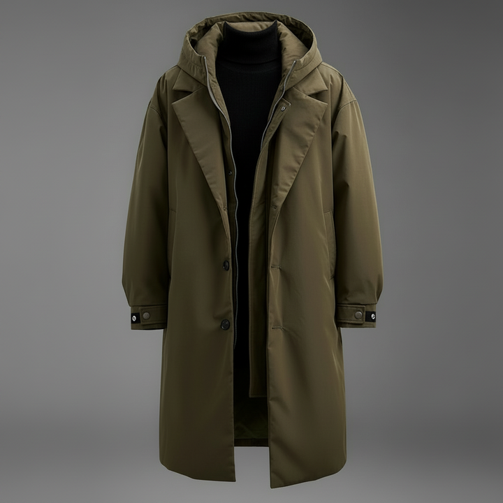 Manteau long vert olive à capuche, ouvert sur un col roulé noir, présenté seul sur fond gris. 1