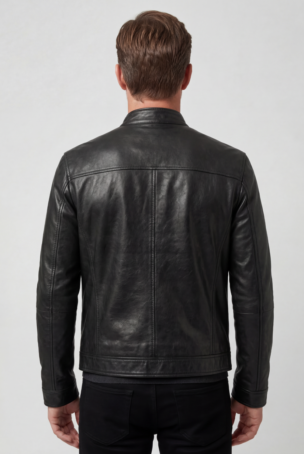 Vue de dos de la veste noire portée par un homme, avec couture centrale et col montant 2