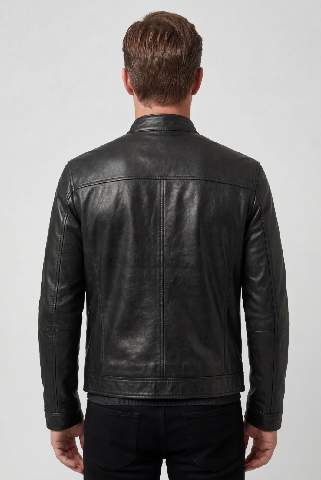 Vue de dos de la veste noire portée par un homme, avec couture centrale et col montant 2