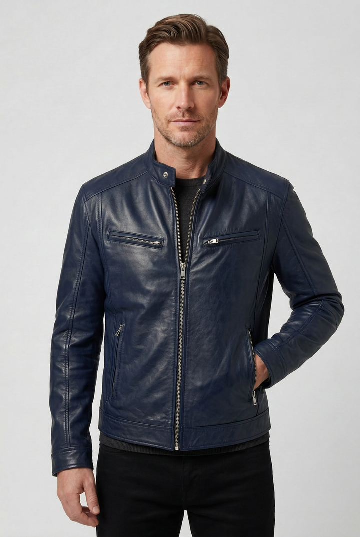 Veste de coloris bleu marine portée fermée par un homme, une main dans la poche latérale 7