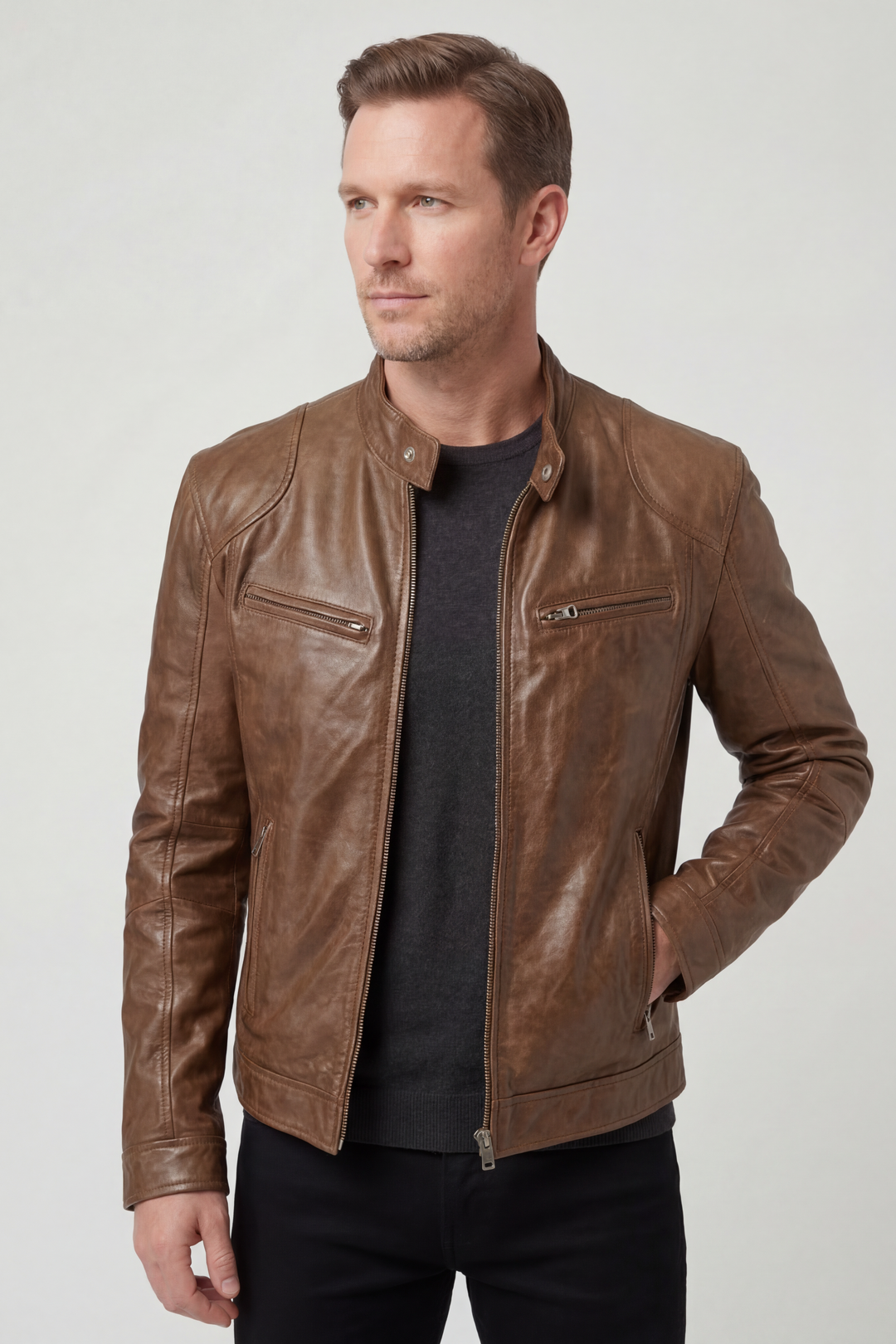 Veste de coloris marron clair portée ouverte par un homme, buste de trois quarts sur fond neutre 5