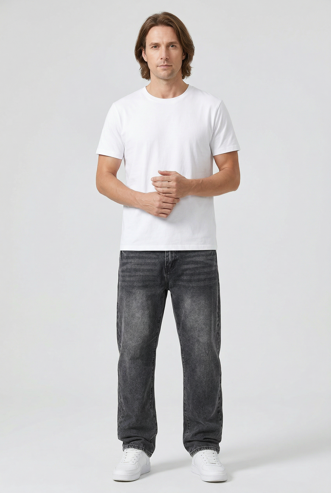 Homme en pied de face, jean gris délavé, t-shirt blanc et baskets blanches, fond neutre 2