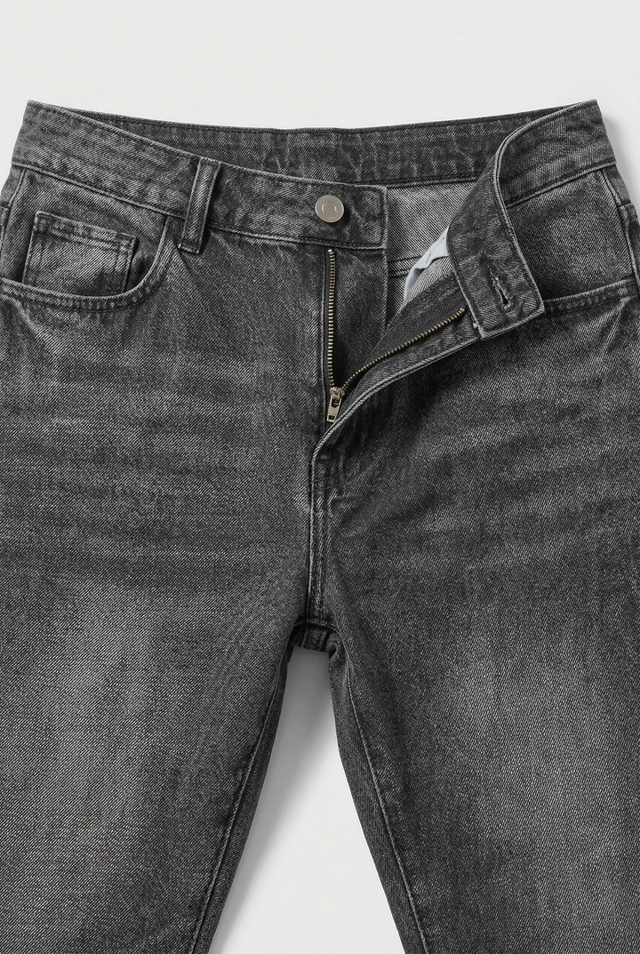 Gros plan à plat sur la ceinture, le bouton, la braguette zippée ouverte et la poche du jean gris 3