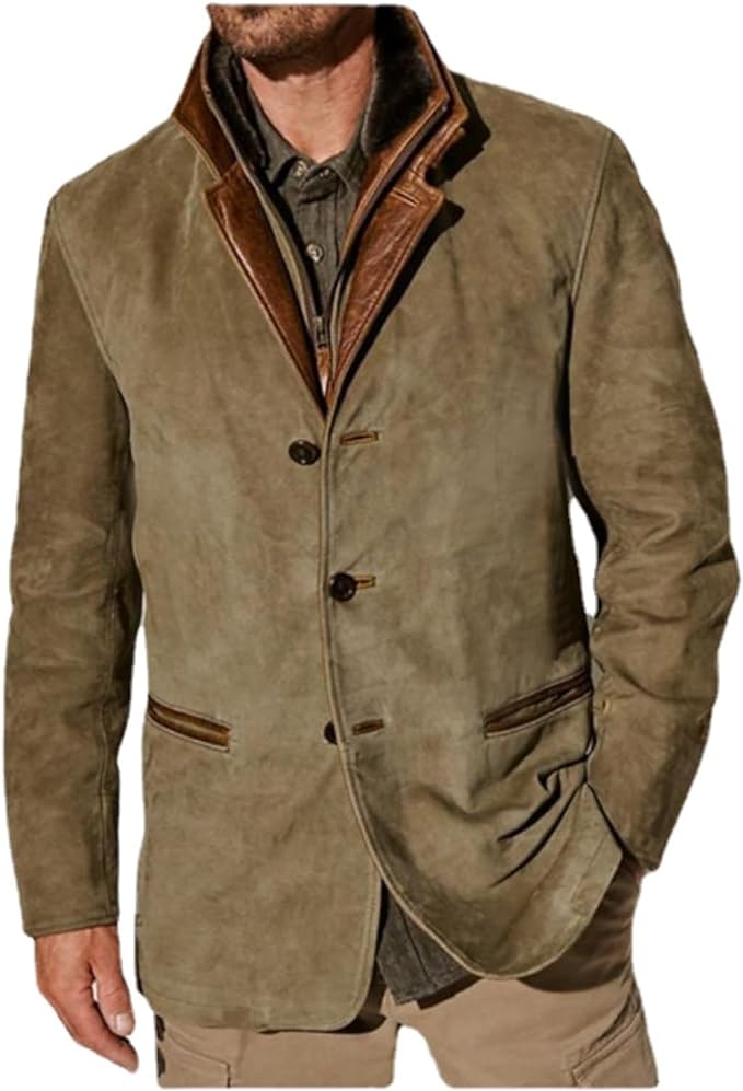 Veste kaki portée par un homme, vue de face avec la main dans la poche, sur une chemise et un pantalon beige. 2