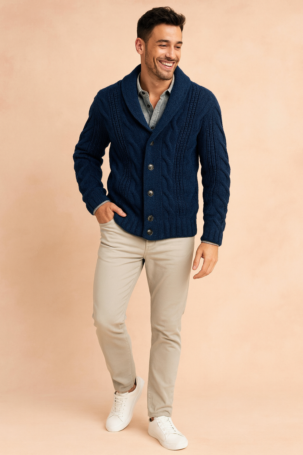 Homme en pied portant le cardigan bleu marine à col châle avec pantalon beige et baskets blanches, une main dans la poche. 2