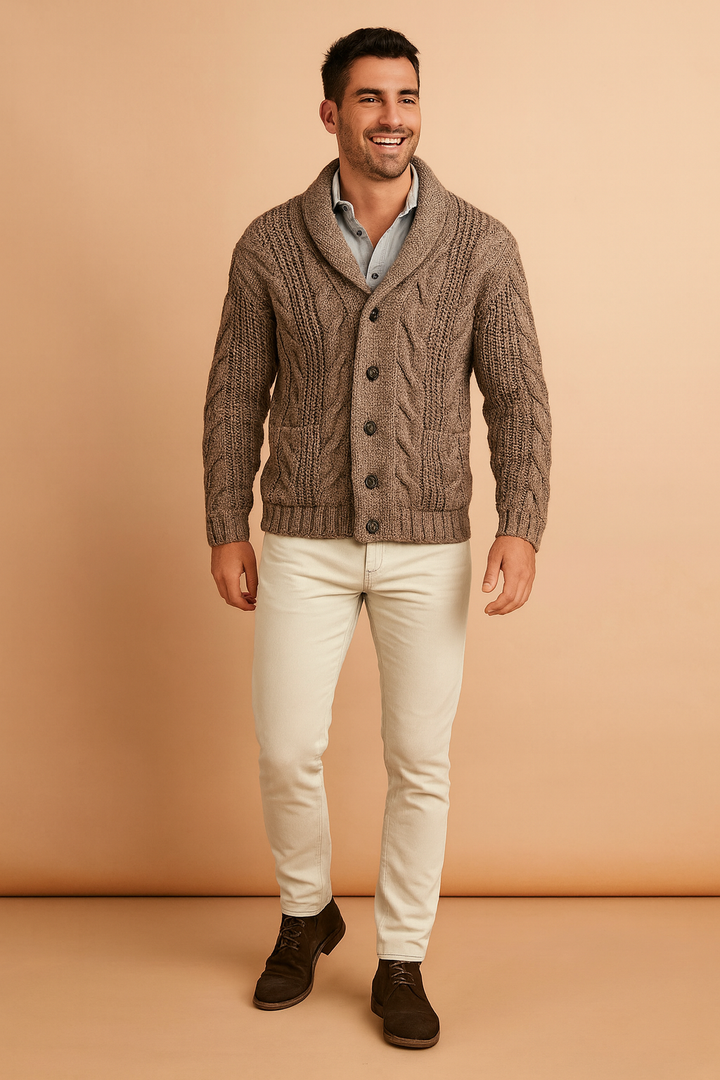 Homme en pied portant le cardigan marron à col châle avec pantalon crème et bottines en daim brun foncé. 4