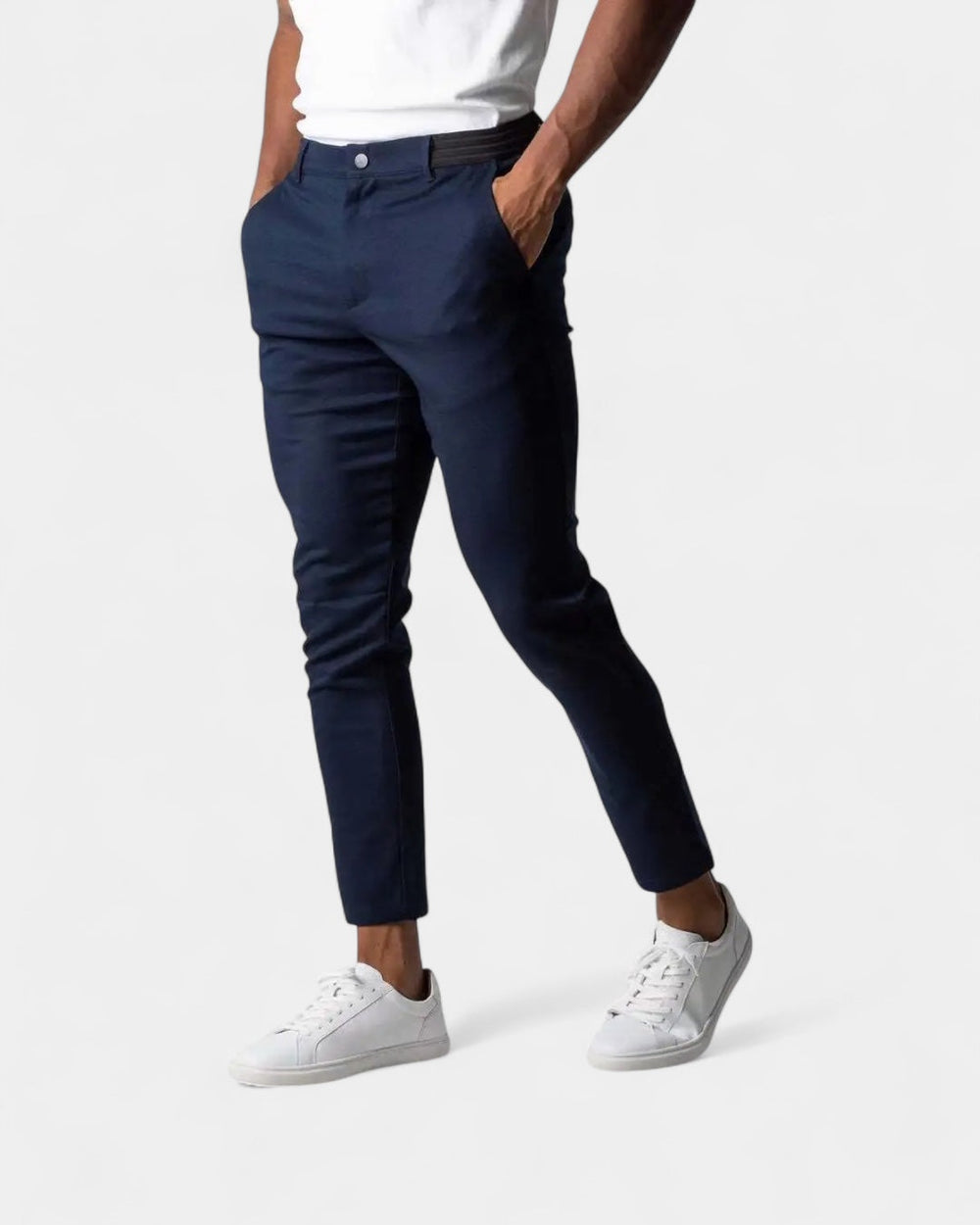 Même coupe portée en bleu marine, avec ceinture élastique noire et baskets blanches, vue de trois quarts 2