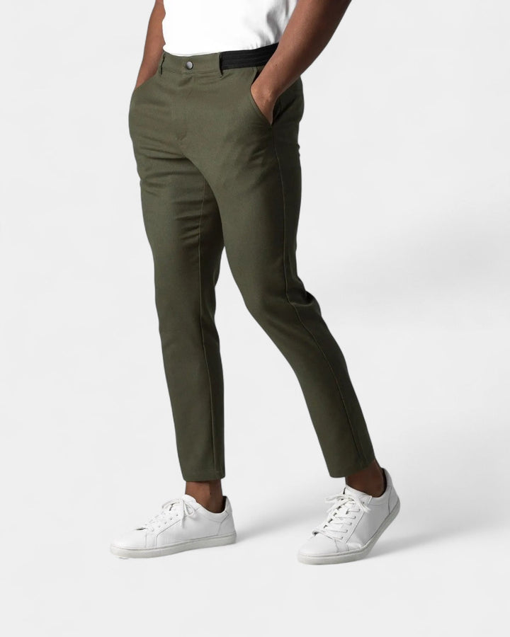 Pantalon vert olive porté avec t-shirt blanc et baskets blanches, ceinture élastique noire visible sur le côté 4