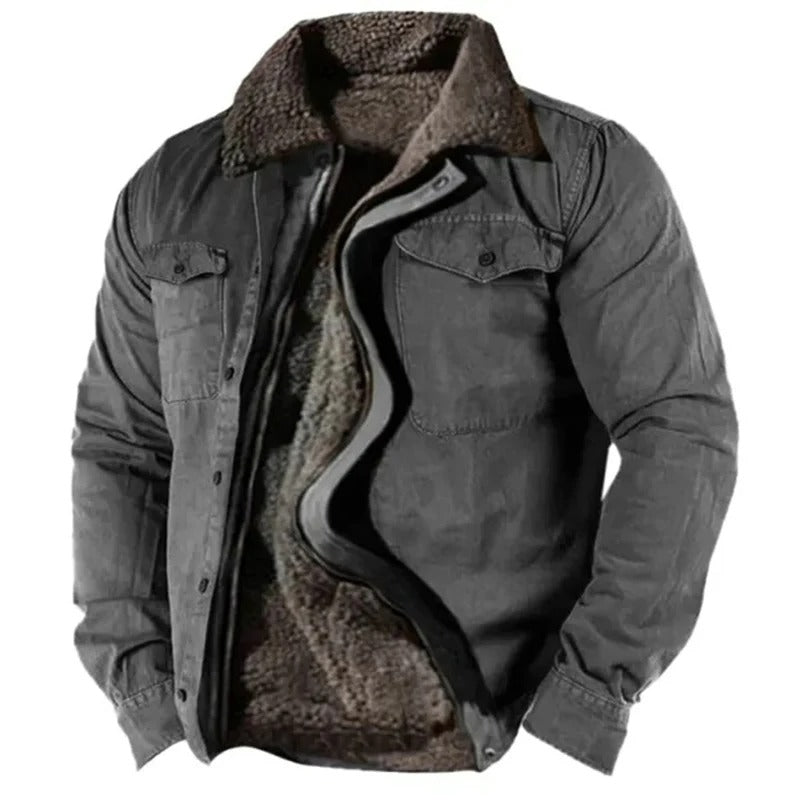 Veste grise entrouverte sur fond blanc, col et doublure en laine bouclée brun foncé 8