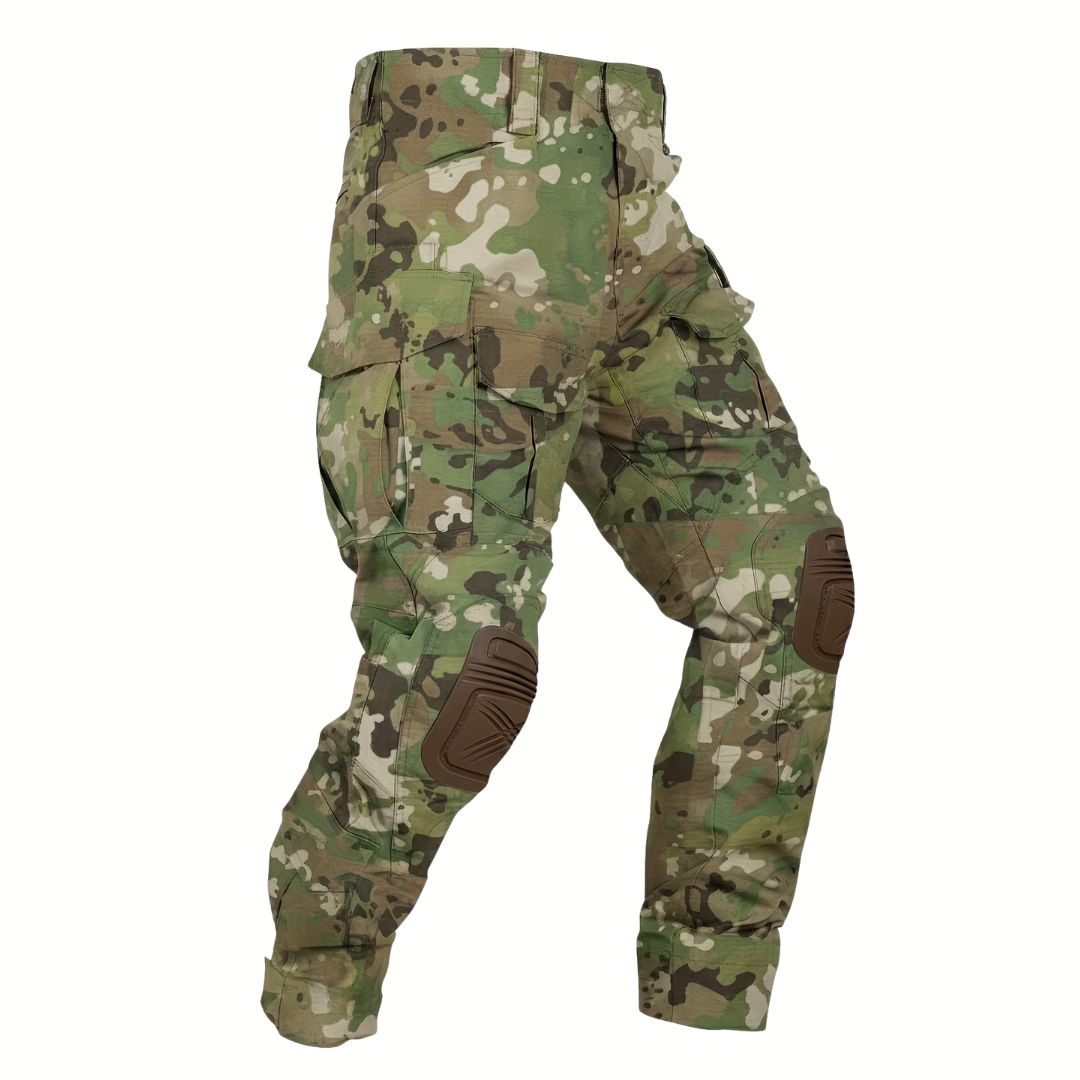 Pantalon cargo à motif camouflage vert, beige et brun, avec genouillères rigides marron. 13