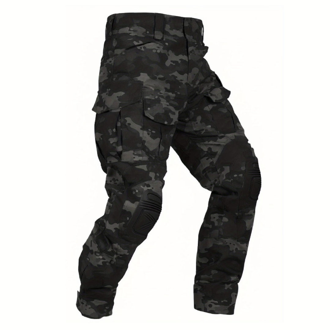 Pantalon cargo à motif camouflage noir et gris foncé, avec poches à rabat et genouillères noires. 14