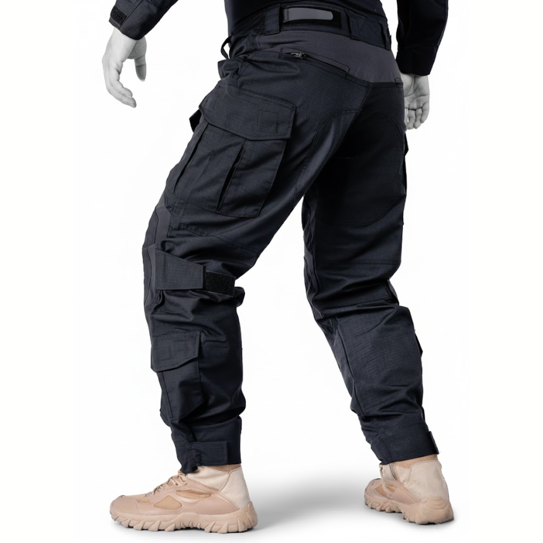 Pantalon noir vu de dos et de côté sur mannequin, montrant la poche cargo, la poche zippée et la sangle de genou. 8