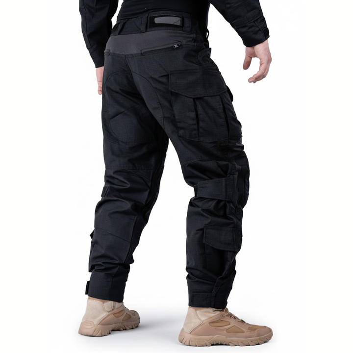 Pantalon noir vu de trois quarts arrière côté droit, avec poche zippée à la ceinture, poches cargo et manchettes à fermeture velcro. 9