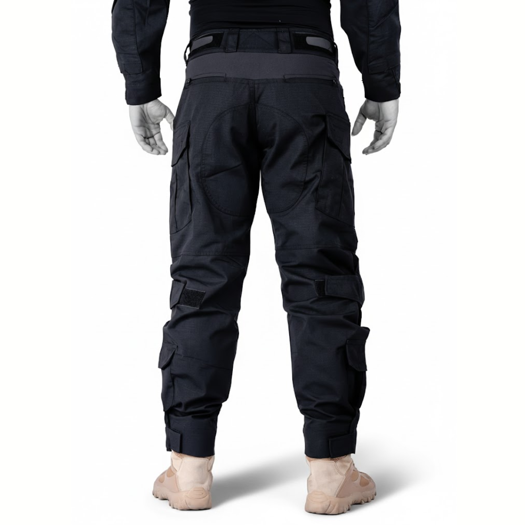 Pantalon noir vu de dos sur mannequin, avec empiècement de fessier, poches latérales et manchettes à scratch aux chevilles. 10
