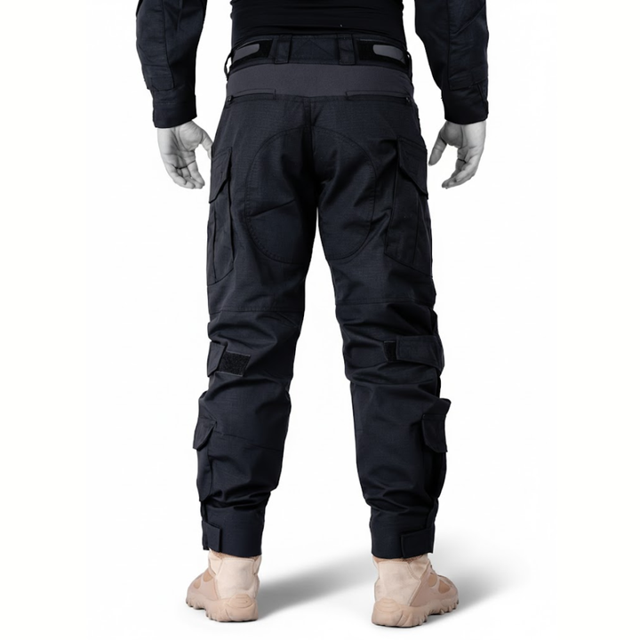 Pantalon noir vu de dos sur mannequin, avec empiècement de fessier, poches latérales et manchettes à scratch aux chevilles. 10