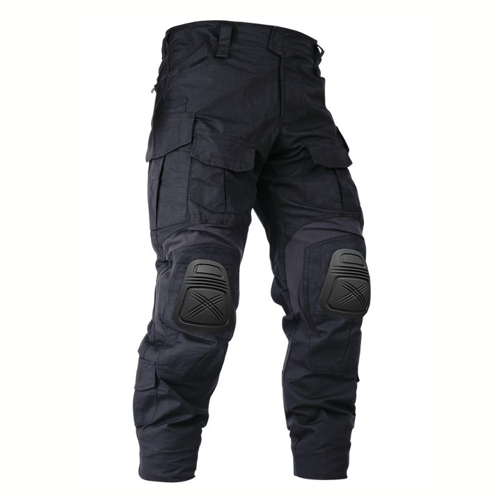 Pantalon cargo noir vu de face en volume, avec poches à rabat et genouillères rigides intégrées aux genoux. 1