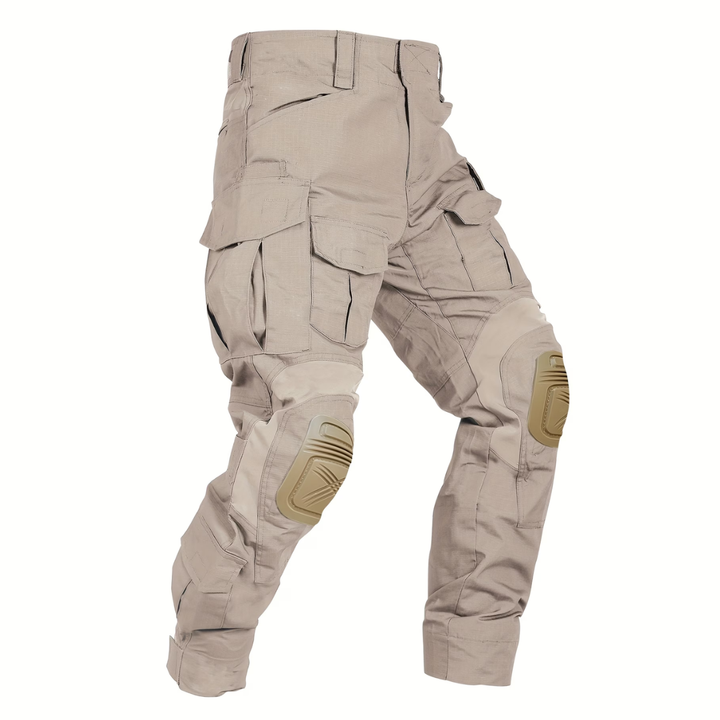 Pantalon cargo en coloris beige sable, vue de face, avec poches à rabat et genouillères rigides de teinte kaki. 11