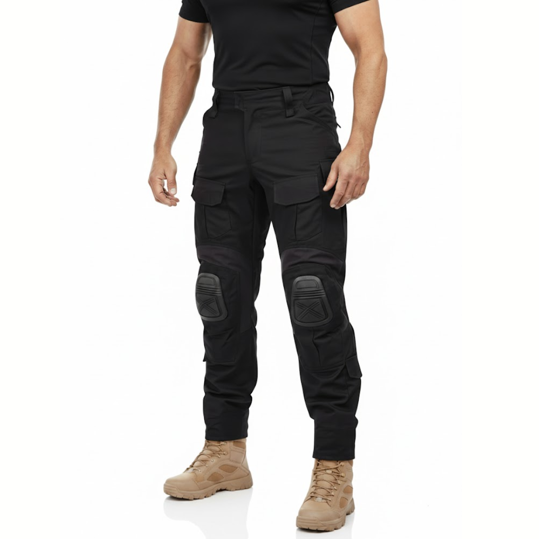 Homme portant le pantalon noir avec un t-shirt noir et des bottines beiges, vue de trois quarts avant. 2
