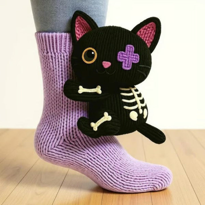 Chaussette violette portée, avec un chat noir tricoté en 3D au squelette brodé et à l'œil croisé 14