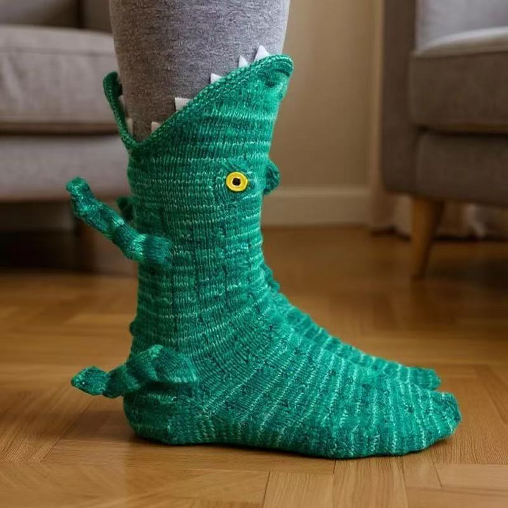 Chaussette verte portée en forme de crocodile, avec gueule dentée autour de la jambe et œil jaune 15