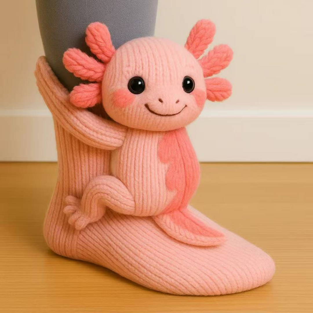 Chaussette rose portée, avec un axolotl tricoté en 3D souriant, accroché à la cheville 16