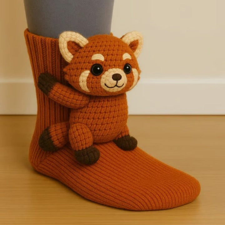 Chaussette orange côtelée portée, avec un panda roux tricoté en 3D assis sur le pied 5