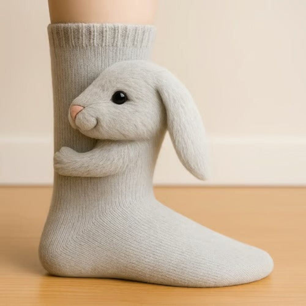 Chaussette grise portée, avec un lapin à longues oreilles tombantes en relief, aspect duveteux 7