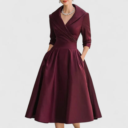 Même robe en bordeaux portée de face, col châle croisé, manches trois-quarts et jupe ample à plis. 3