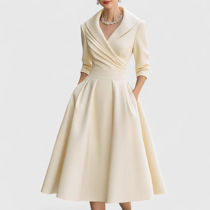 Même robe en beige crème portée de face, buste drapé, ceinture large et jupe trapèze à plis. 4