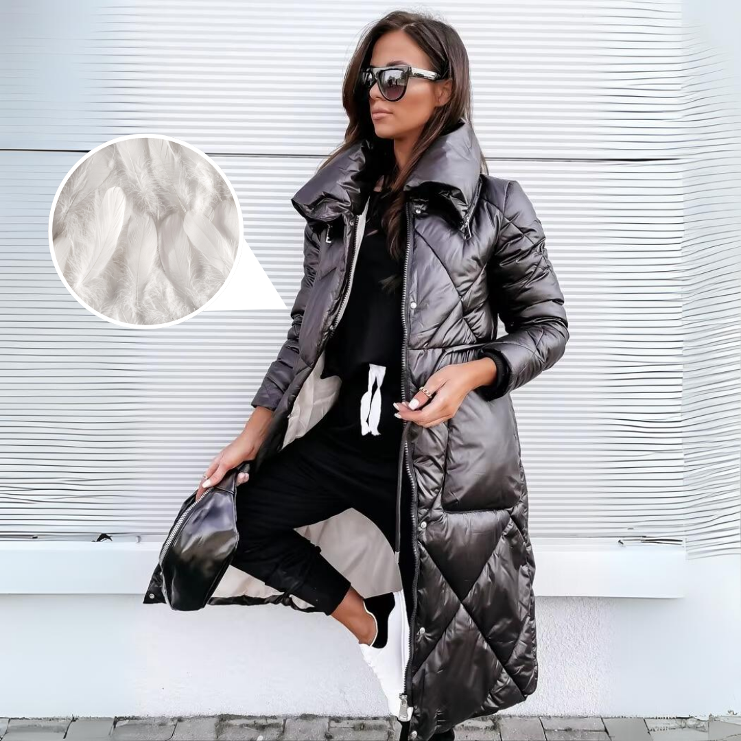 Manteau matelassé noir porté ouvert, avec en médaillon un gros plan sur des plumes blanches évoquant le rembourrage en duvet. 6