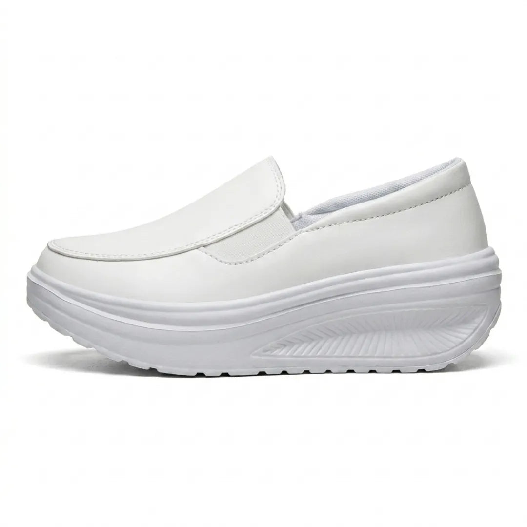 Mocassin blanc vu de profil, avec bande élastique et épaisse semelle compensée blanche ondulée 10