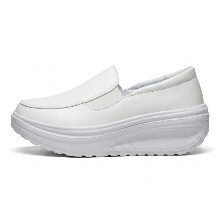 Mocassin blanc vu de profil, avec bande élastique et épaisse semelle compensée blanche ondulée 10