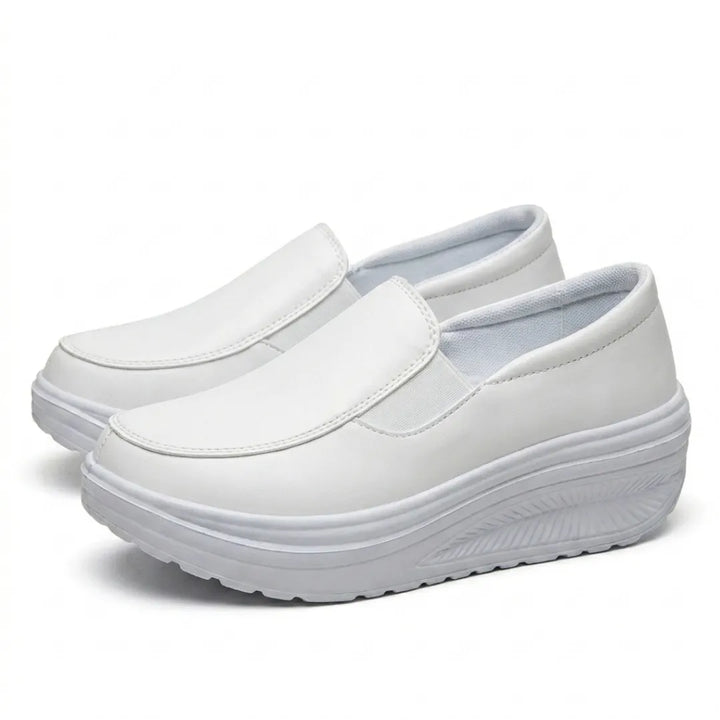 Paire de mocassins blancs vue de trois quarts, avec semelle compensée striée et bande élastique 16