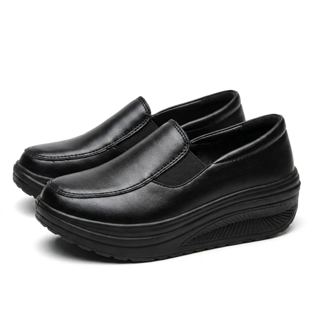 Paire de mocassins noirs vue de trois quarts, avec semelle compensée striée et bande élastique 7