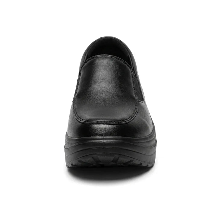 Mocassin noir vu de face, avec empiècement cousu et semelle compensée épaisse 8