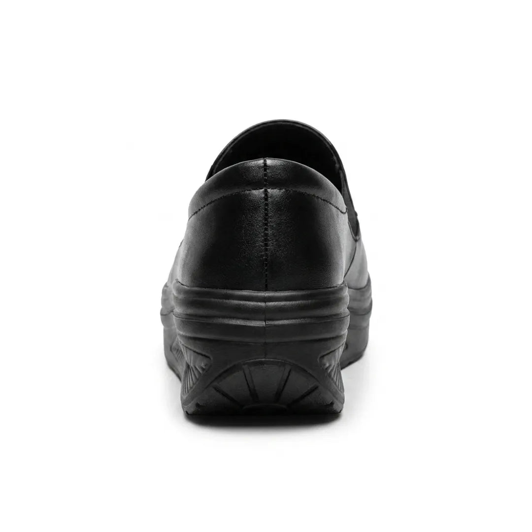 Mocassin noir vu de l'arrière, montrant la couture du talon et la semelle compensée arrondie 9