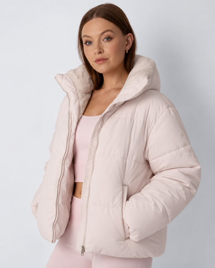 Veste rose pâle à col montant ouverte, doublure polaire visible, mains dans les poches 7